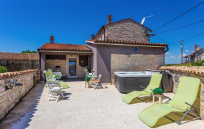 Stunning Home In Hrboki With Wifi